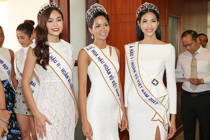 HHen Niê và hai Á hậu đọ sắc cùng Miss Universe 2008 Dayana Mendoza
